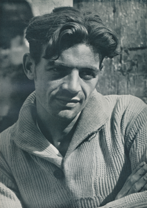 716612 Portret van man met weelderige kuif, vermoedelijk in de Jordaan te Amsterdam.